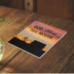 House Blush Sunset Silhouette<br><div class="desc">Azulejo cerâmico com a foto de um pôr do sol colorido junto com uma bênção que diz, "Deus abençoe esta casa" em letra negra. Selecione o tamanho do seu azulejo. Faz um presente ponderado para a família e os amigos.</div>