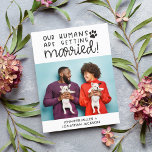 Humanos que se casam com o anúncio de fotos de est<br><div class="desc">Inclua seus animais domésticos (cães, gatos ou qualquer outro animal) em sua preparação de casamento com este cartão-postal divertido e informal. Perfeito para qualquer amante de animais de estimação, a frente deste cartão de anúncio é facilmente personalizável com uma de suas fotos de noivado favoritas, ou com uma foto de...</div>