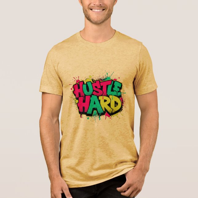 HUSTLE HARD – Camiseta de Tipografia Urbana com Gr (Frente)
