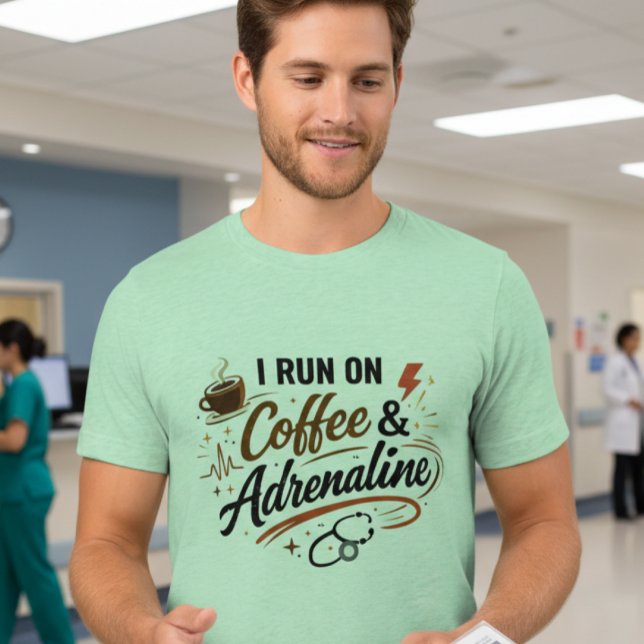 I Run on Coffee & Adrenaline Men’s Nurse T-Shirt (Criador carregado)
