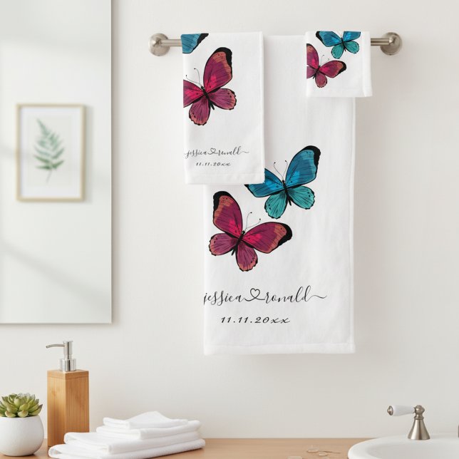 Ideia de presente de casamento: conjunto de toalha (Newlyweds' names joined by love, wedding date and butterflies bathroom towel set of 3.)