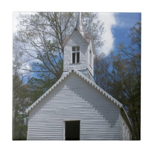 igreja branca nas montanhas