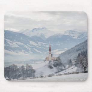 Igreja em Zillertal no mousepad do inverno