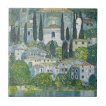 Igreja (Kirche) em Cassone por Gustav Klimt<br><div class="desc">Igreja em Cassone - Paisagem com Cyprestes (também conhecida por Kirche em Cassone - Landschaft mit Zypressen) (1913) por Gustav Klimt é uma pintura de arte simbolista da era vitoriana, simbolismo, que apresenta uma igreja na cidade de Cassone com edifícios de pedra e ciprestes à beira do lago Garda, em...</div>