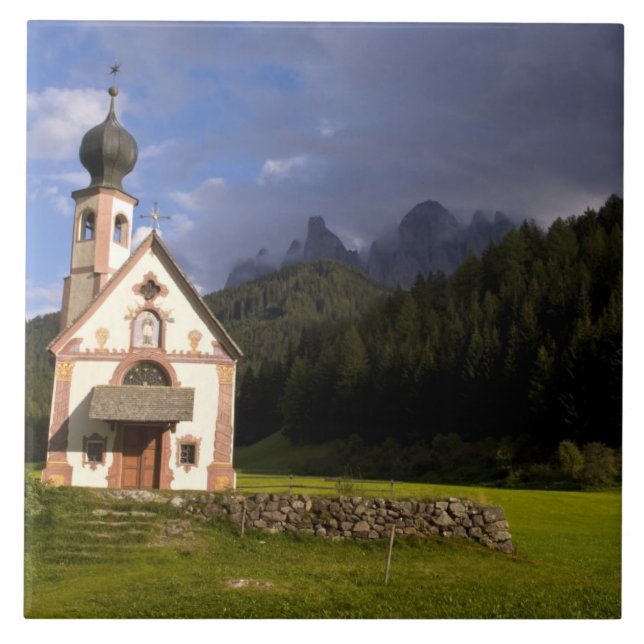 Igreja solitária e isolada chamada Rainui (Frente)