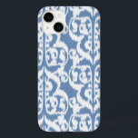 Ikat Moorish Damask - céu azul e branco<br><div class="desc">Intrair o padrão de arco de amora com uma textura tecida de Ikat - branca sobre um fundo azul de céu mole</div>