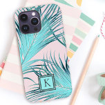 Ilhas Tropicais Girly Fronteira de Palma com Monog<br><div class="desc">Imagine-se numa ilha tropical com esta capa de telefone monificada personalizada num padrão de frondes de palma tropical fresco e trendy. O azul-turquesa legal e gelado sobre um fundo cor-de-rosa pincelado aumenta a atração desta adorável design feminina. Um quadro duplo correspondente rodeia o seu monograma no centro inferior do gabinete....</div>