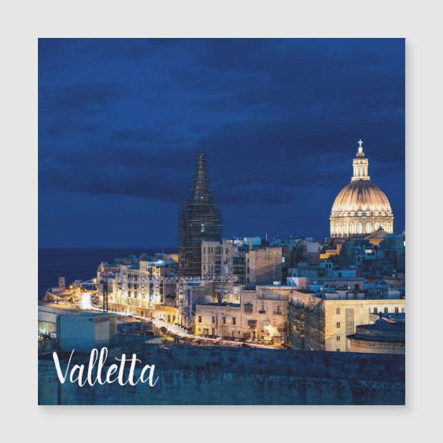 Iluminado à noite na antiga cidade e porto de La V (Frente)