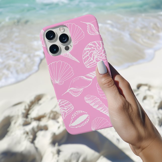 Ilustração da casca do mar rosa (Pink seashell phone case with hand drawn illustrated sea shells on a pink background.)