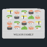 Ilustração da Família Sushi Personalizada<br><div class="desc">Apresentando as ilustrações bonitinhas da variedade de sushi em que minha filha e eu trabalhamos juntos. Adoramos sushi e iludi-los juntos foi tão divertido. Este design de caixa do comprimido está sobre um fundo branco, mas altere a cor conforme desejado. Bandeja preta (disponível na cor da bandeja de madeira natural)...</div>