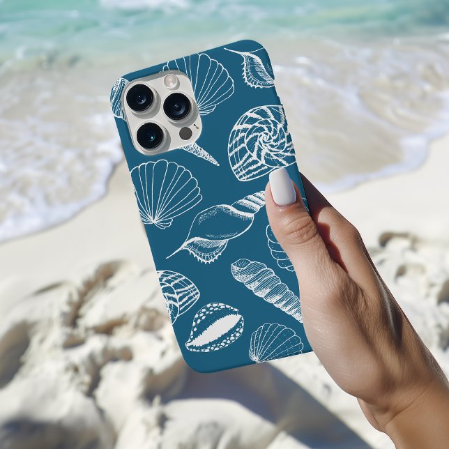 Ilustração de Shell do Mar (Blue seashell phone case with hand drawn illustrated sea shells on a blue background.)