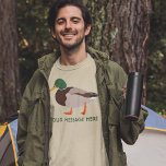 Ilustração Realista de Pato Mallard Personalizada<br><div class="desc">Adicione sua própria mensagem para criar camisetas gráficas personalizadas que sejam perfeitas para amantes de pássaros. Adicione um nome, um nome de lugar ou seu próprio slogan divertido para criar uma t-shirt que é você. Esta camisa apresenta um estilo realista de ilustração de um pato-real macho com o seu texto...</div>