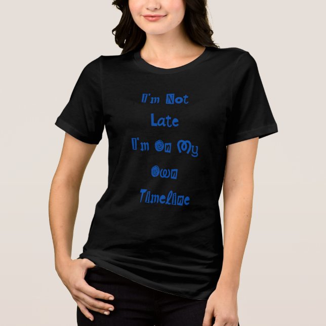 "I'm not late" funny t-shirt with navy words (Frente)