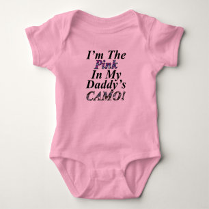 Im o rosa em minha camisa do bebê de Daddys Camo