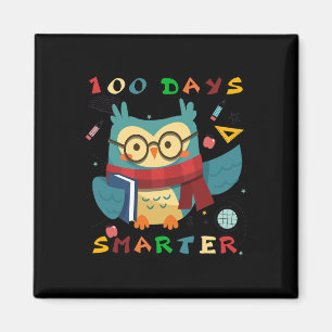 Imã 100 Dias De Menina Da Escola Oferecendo Uma Coruja