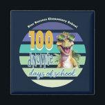 Imã 100 dias de monograma de dinossauro escolar<br><div class="desc">Design único para celebrar 100 Dias de Escola. Dinossauro temido com design de "dinomite". Estilo tipográfico moderno com design de pôr do sol vintage. Folga para funcionarios,  professores,  voluntários-pais e estudantes. Monograma com nome da escola,  nome do professor ou nome pessoal.</div>