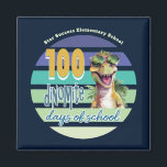 Imã 100 dias de monograma de dinossauro escolar<br><div class="desc">Design único para celebrar 100 Dias de Escola. Dinossauro temido com design de "dinomite". Estilo tipográfico moderno com design de pôr do sol vintage. Folga para funcionarios,  professores,  voluntários-pais e estudantes. Monograma com nome da escola,  nome do professor ou nome pessoal.</div>
