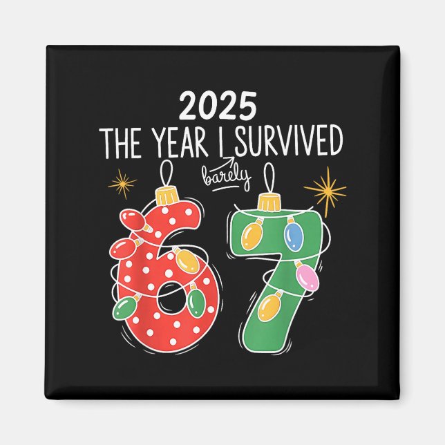Imã 2025 The Year I Survived Barely 67 Lights Christma (Frente)