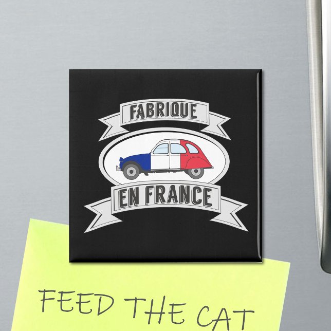 Imã 2CV Crachá de bandeira francês fabricado na França (2CV Magnet in Black with a Red White Blue Deux Chevaux Illustration)