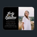 Ímã 40 e fabuloso convite para fotografias de festa de<br><div class="desc">Celebre seu estilo de aniversário de 40 anos com esses 40 e 40,  preto e branco,  e os fabulosos convites para fotos de festa de aniversário. Um texto de script retrô e gráficos em negrito. Parte de uma coleção.</div>
