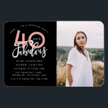 Ímã 40 e fabuloso convite para fotografias de festa de<br><div class="desc">Celebre seu estilo de aniversário de 40 anos com esses 40 e fabulosos convites de fotos de festas surpresa de aniversário,  preto e rosa. Um design moderno com texto de script e gráficos ousados. Altere a cor para personalizar. Parte de uma coleção.</div>