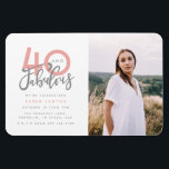 Ímã 40 e mães fabulosas de convites para fotos festas<br><div class="desc">Celebre seu estilo de aniversário de 40 anos com esses 40 cinza e rosa e fabulosos convites para fotos de festa de aniversário. Um design moderno com texto de script e gráficos ousados. Altere a cor para personalizar. Parte de uma coleção.</div>