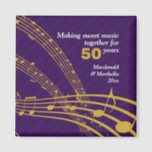 Imã 50ª Casamento de OURO | NOTAS DE MÚSICA<br><div class="desc">Magneta ANIVERSÁRIA de MORTE roxa 50º OURO moderna, incluindo as gravações musicais e 50 em DOURADO contra fundo PURPLE. O texto principal diz FAZER SWEET MSIC POR 50 ANOS. Há um TEXTO PERSONALIZÁVEL, que você pode PERSONALIZAR adicionando o ano de aniversário, os nomes do casal especial e o ano atual....</div>