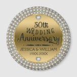 Imã 50º Aniversário do Casamento Diamantes e Imagem Do<br><div class="desc">50 anos de casamento elegantes com círculo de diamantes brancos,  tons de ouro brilhantes ao fundo. design de texto do aniversário de 50 anos de casamento em preto com sotaques brilhantes. Nome personalizável e ano do casamento.</div>