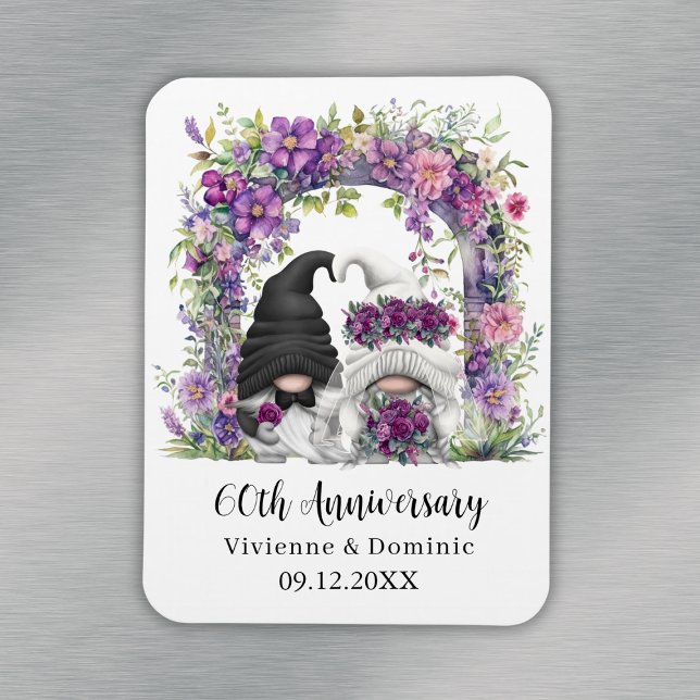 Ímã 60º Aniversário do Casamento Gnome Purple Floral (60th Wedding Anniversary Gnome Purple Floral Magnet
)