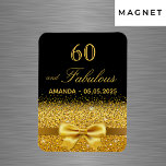 Ímã 60º aniversário ouro negro elegante salvar a data<br><div class="desc">Estilo elegante, clássico, glamouroso e feminino. Uma fita e um arco dourados com brilho e brilho de ouro, um pouco de brilho e luxo para um aniversário. Fundo preto. Com o texto: 60 e fabuloso! Modelo de nome e data. Perfeito para um lembrete Salvar a Data ou como um favor...</div>