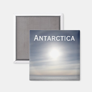 Imã A Antártica Sun sobre o horizonte, abóbada de