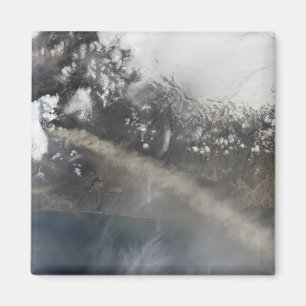 Imã A cinza e o vapor continuam a billowing