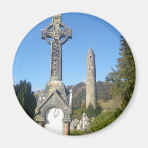 Imã A cruz de Kevin da rua e torre redonda Glendalough