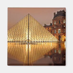 Imã A galeria do Louvre, Paris na noite