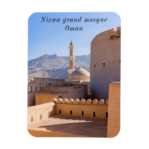 Ímã A grande mesquita e minarete em Nizwa - Omã