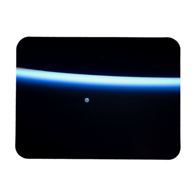 Ímã A Linha Fina da Atmosfera da Terra e Uma Lua Gibbo (Horizontal)