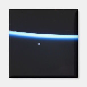 Imã A Linha Fina da Atmosfera da Terra e Uma Lua Gibbo