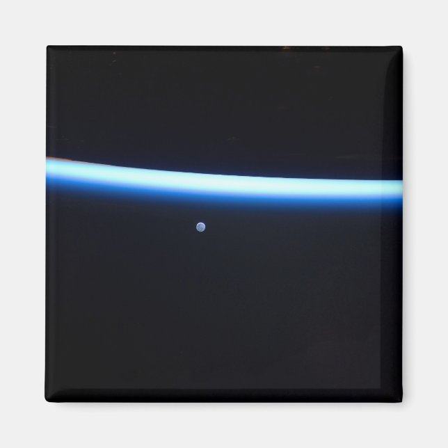 Imã A Linha Fina da Atmosfera da Terra e Uma Lua Gibbo (Frente)