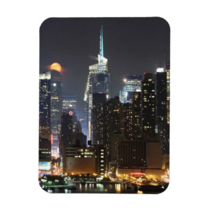 Ímã A lua aumenta sobre o Midtown New York.