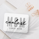 Ímã A Mãe Mais Fria Desde 20XX Moderno, Um Pré-Disquet<br><div class="desc">Esta design simples e moderna é composta por tipografia sã-serif.</div>