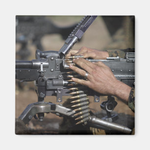 Imã A Marine carrega uma metralhadora M-240G