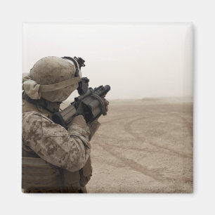 Imã A Marine dispara a M-32