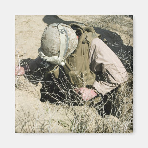 Imã A Marinha dos EUA pula por um buraco