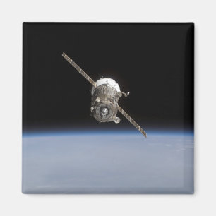 Imã A nave espacial de Soyuz TMA-11 acima do horiz da