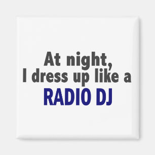 Imã À Noite Eu Vestido Como Um DJ De Rádio