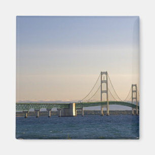 Imã A ponte Mackinac que abrange o estreito de 3