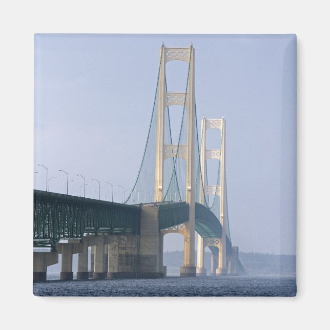 Imã A Ponte Mackinac que atravessa o Estreito de (Frente)