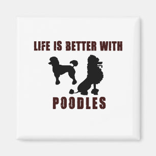 Imã A vida é melhor com design do preto da caniche