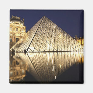 Imã A vista noturna da Pirâmide de vidro do Museu do