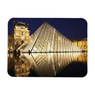 Ímã A vista noturna da Pirâmide de vidro do Museu do